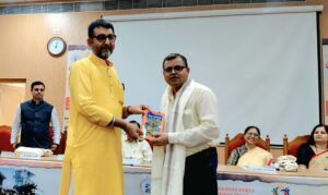 प्रभात खबर के पत्रकार को सम्मानित करते बीएचयू पत्रकारिता विभाग के विभागाध्यक्ष डॉ ज्ञान प्रकाश मिश्र