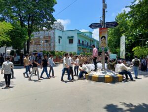 काशी विद्यापीठ बना जंग का मैदान! धर्मेंद्र प्रधान के इस्तीफे पर अड़े छात्र, बनारस में भारी बवाल