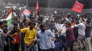 दिल्ली से पटना तक सुलगी विरोध की आग: रणभूमि बना डाकबंगला चौराहा, 15 से ज्यादा गाड़ियां फूटीं, 2 विधायकों पर जानलेवा हमला